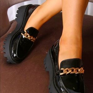 Brand new pumps with gold chain